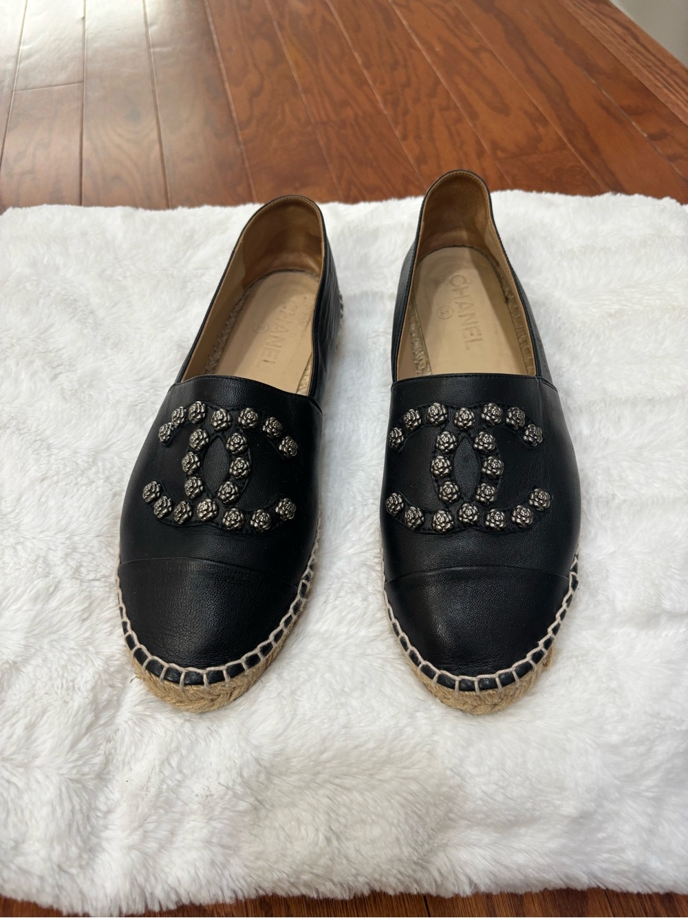 Pre-owned CHANEL Black Leather Espadrille Flats with Embellished CC - Picture 4 of 16